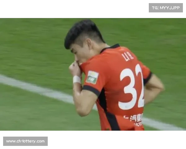 李帅迎海港百场里程碑获赠纪念球衣见证辉煌时刻